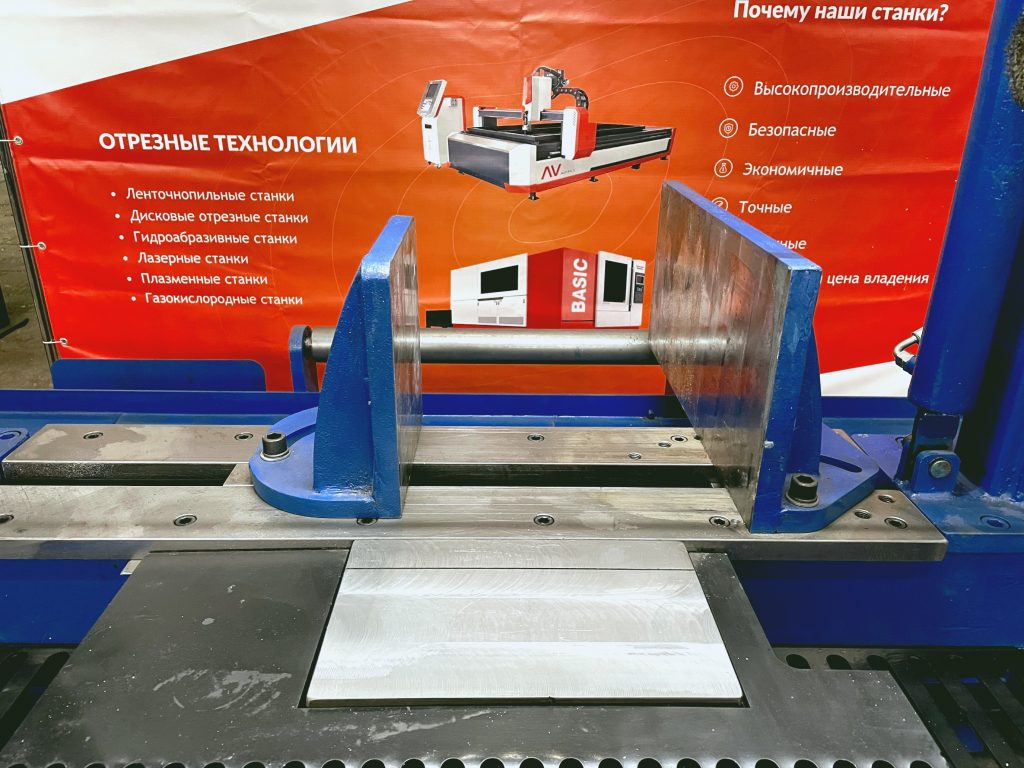 Двухколонный полуавтоматический ленточнопильный станок HBS-280/350