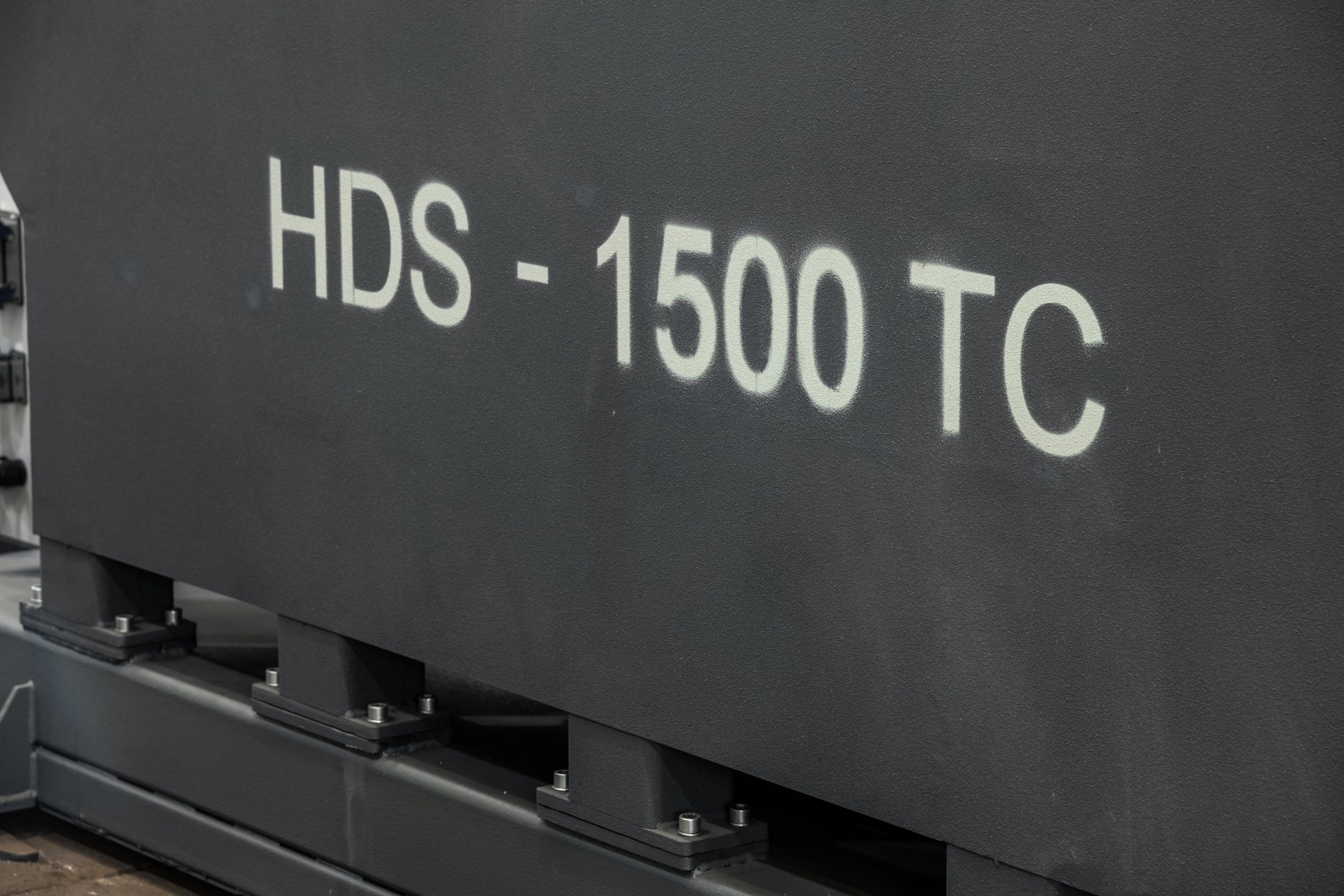Вертикальный ленточнопильный станок HDS-1500TC